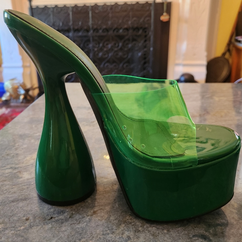 Green Cape Robbin Inji Disco heel, size 5